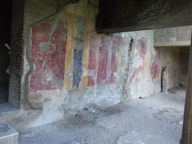 VII.1.8 Pompeii.  December 2006. Entrance to rooms on north portico.