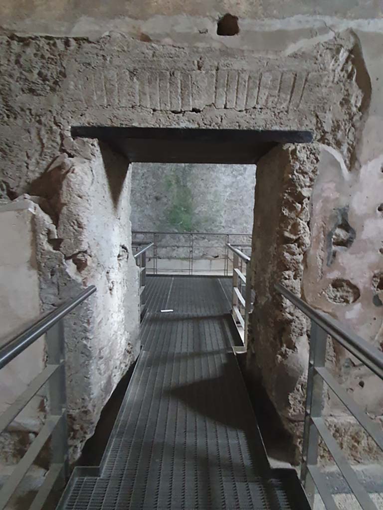 VII.1.8 Pompeii. July 2021. Tepidarium 10, looking through doorway in south wall into Caldarium 9.   
Foto Annette Haug, ERC Grant 681269 DCOR
