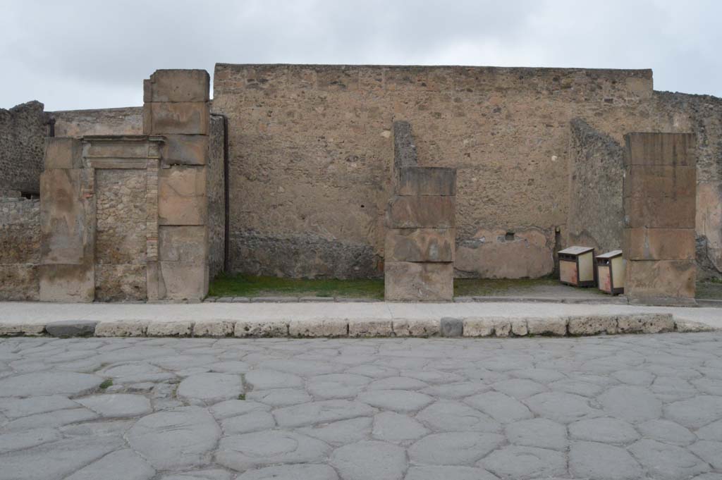 VII.1.10, Pompeii, centre left. March 2019. 
Looking north on Via dellAbbondanza, towards blocked doorway, on left, and VII.1.11, on right.
Foto Taylor Lauritsen, ERC Grant 681269 DCOR.
