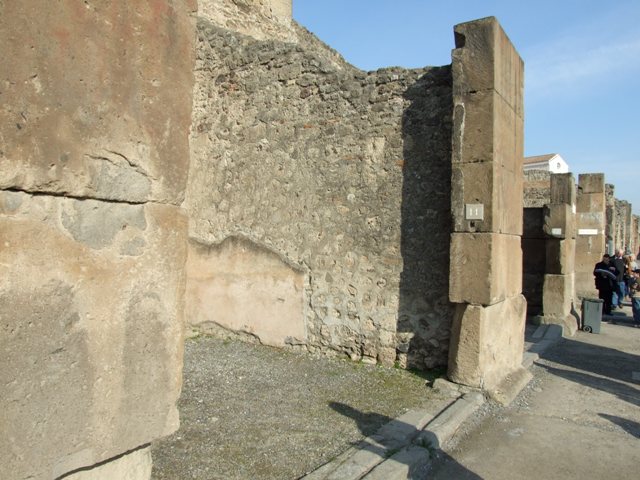 VII.1.11 Pompeii. December 2007. Niche in north wall. According to Boyce, the walls of the niche were coated with the same white stucco which covered the walls of the room. See Boyce G. K., 1937. Corpus of the Lararia of Pompeii. Rome: MAAR 14. (p.60)