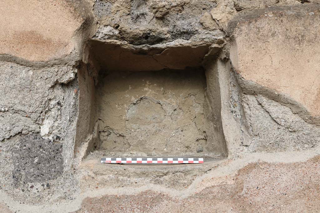 VII.1.11, Pompeii, December 2018. Detail of niche/recess in north wall. Photo courtesy of Aude Durand.