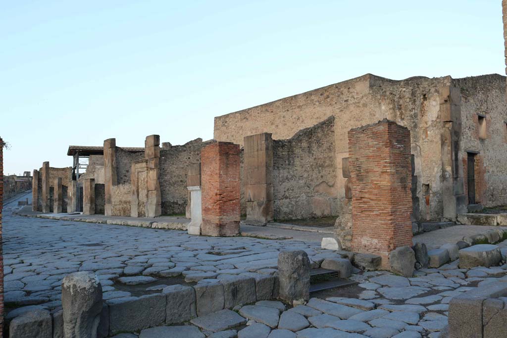Via dellAbbondanza, Pompeii, north side. December 2018. 
Looking west from Holconiuss crossroads, along VII.1, from VII.1.12/13, on right.  Photo courtesy of Aude Durand.
