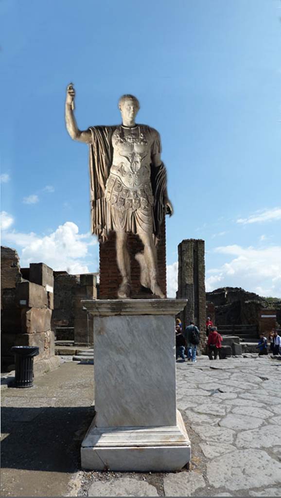Outside VII.1.12 Pompeii, on Via dellAbbondanza. Reconstruction of statue on its statue-base.
