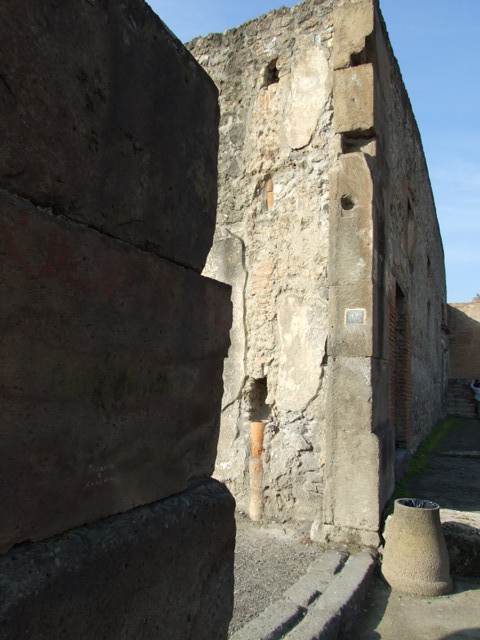 VII.1.13 Pompeii. May 2005. Entrance. Looking west from Via Stabiana.
In July 1853, graffiti was found between VII.1.13 and 14, on the right:

Pansam  aed(ilem)
o(ro)  v(os)  f(aciatis)   [CIL IV 959]

Cuspium  Pansam
aed(ilem)  lignari(i)  universi  rog(ant)    [CIL IV 960]

See Pagano, M. and Prisciandaro, R., 2006. Studio sulle provenienze degli oggetti rinvenuti negli scavi borbonici del regno di Napoli.  Naples : Nicola Longobardi. (p.169)

