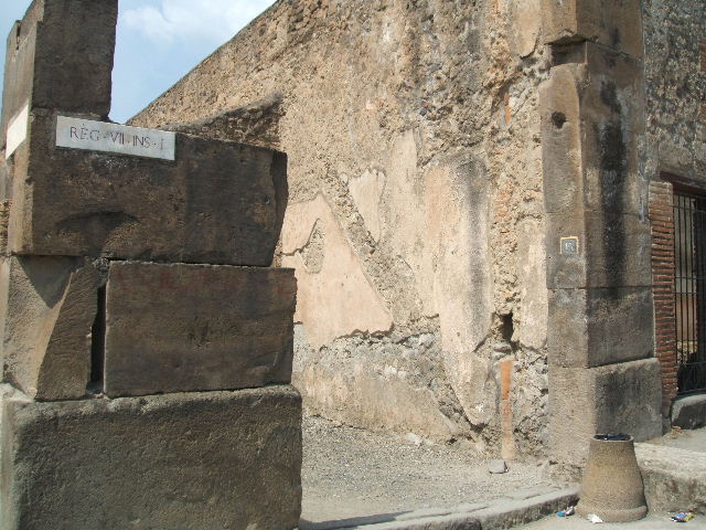 VII.1.13 Via Stabia looking north from Holconius crossroads. Fountain at I.4 