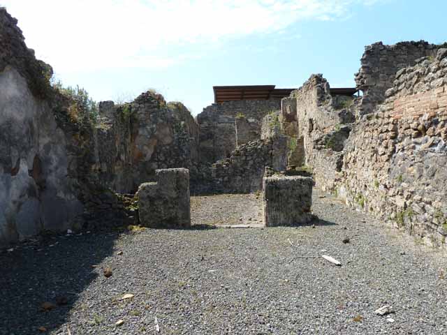 VII.1.27 Pompeii. May 2010. On the west side of the rear room was another room, possibly the triclinium overlooking the small garden.