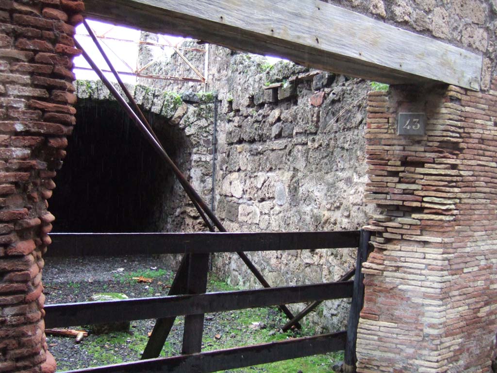 VII.1.43 Pompeii. December 2005. Entrance and south wall.
