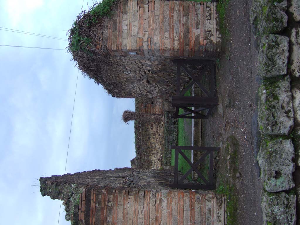 VII.2.3 Pompeii.  House of T Terentius Proculus.  December 2004.  Entrance fauces.