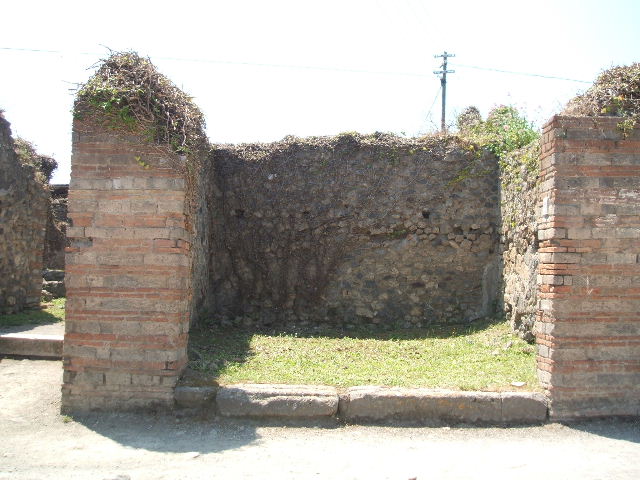 VII.2.4 Pompeii. Shop. December 2007. Entrance and north wall.