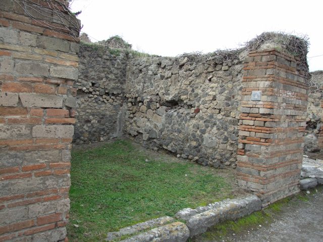 VII.2.4 Pompeii. Shop. December 2007. South wall and south west corner.