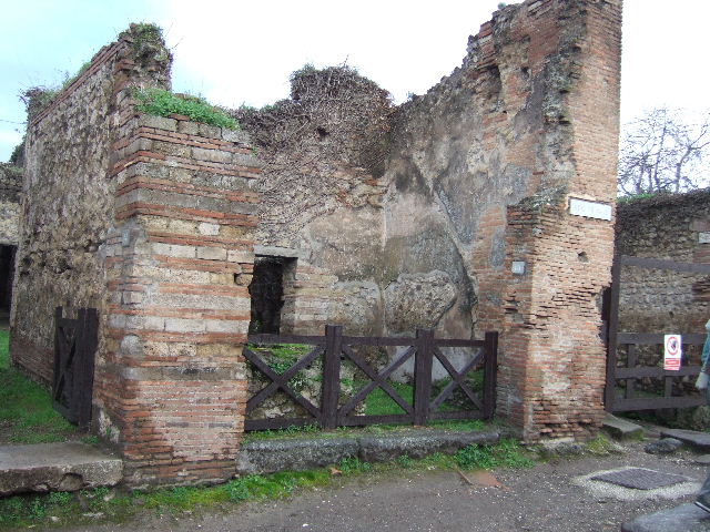VII.2.15 Pompeii. May 2006. Counter.
