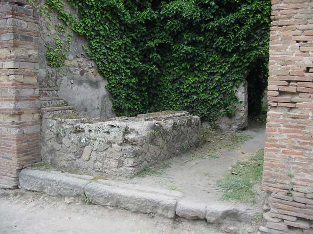VII.2.15 Pompeii. December 2004. Looking north from VII.2.14.