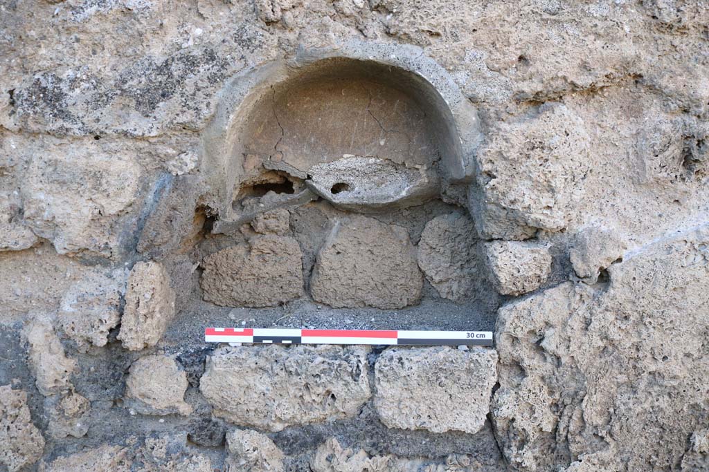 VII.3.11, Pompeii. December 2018. Detail of niche in west wall. Photo courtesy of Aude Durand.