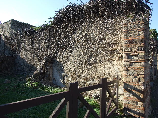 VII.3.22 Pompeii. December 2007. Entrance and south wall.
