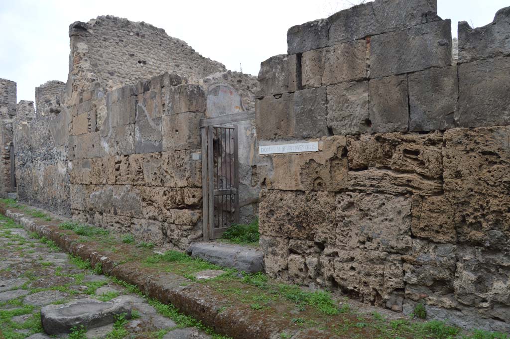 VII.3.29 Pompeii. October 2017. Looking west towards entrance doorway on north side of Vicolo del Panettiere.
Foto Taylor Lauritsen, ERC Grant 681269 DCOR.

