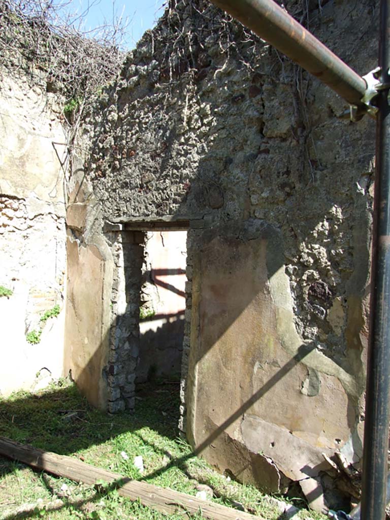 VII.3.30 Pompeii. March 2009. Room 4, east wall of tablinum, with doorway to room 6.