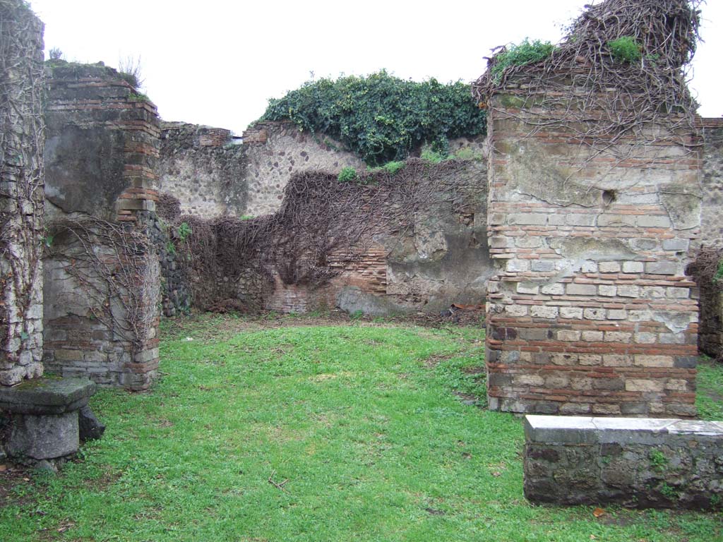 VII.3.38 Pompeii. December 2005. Doorway to triclinium or workshop on west side of atrium.