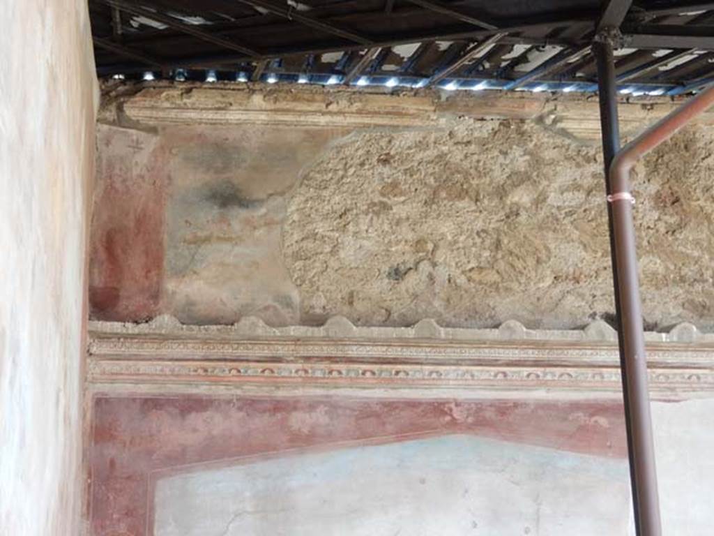 VII.4.48 Pompeii. May 2015. Peristyle, detail of stucco on upper west wall at south end. Photo courtesy of Buzz Ferebee.
In the extreme upper south end are the remains of a painting showing a Nilotic scene of a crocodile and pigmies in a boat.


