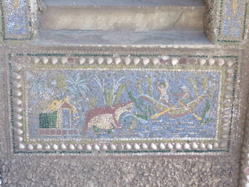 VII.4.56 Pompeii.  March 2009. East side of niche in greater detail.