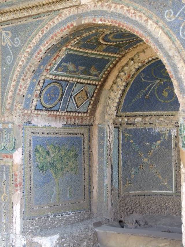 VII.4.56 Pompeii.  March 2009. West side of niche in greater detail.