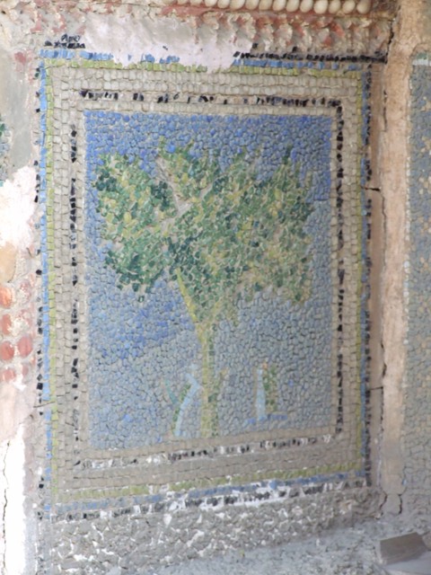 VII.4.56 Pompeii.  March 2009. West side of niche in greater detail.