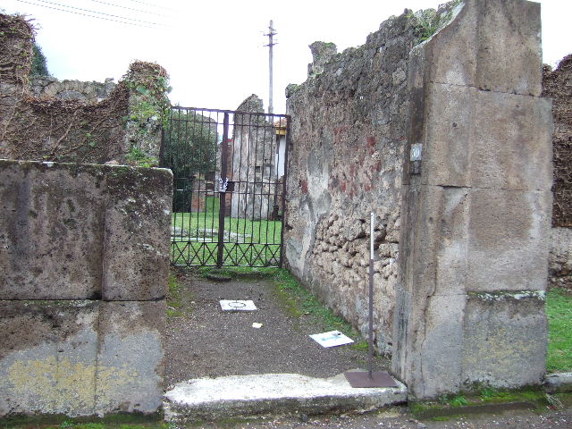 VII.4.59 Pompeii. December 2006. Remains of a capital in storage in the Forum Granary store VII.7.29. According to Spano, this damaged capital of Nocera tufa stone was found lying abandoned in a room of VII.4.59. When found, only half of each side was preserved, the left half of the front face and the right half of the side face. The above photo shows the side that would have been pointing into the fauces. He suggested it may have been the capital from the right side of the entrance of the House of Ariadne. See Notizie degli Scavi di Antichità, 1910, p.280 and p.282, fig. 12.