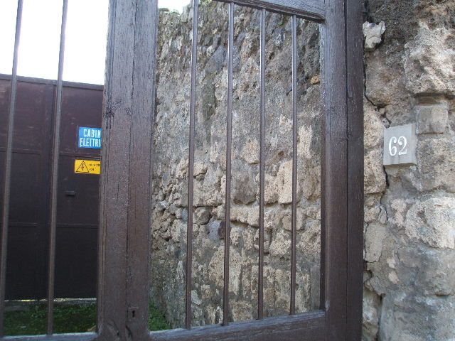 VII.4.62 from VII.4.63 Pompeii. May 2005. Looking south into cubiculum across a site of a staircase to upper floor.