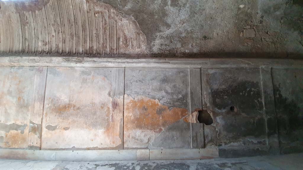 VII.5.24 Pompeii. August 2021. Caldarium (39), detail of west wall.   
Foto Annette Haug, ERC Grant 681269 DÉCOR.

