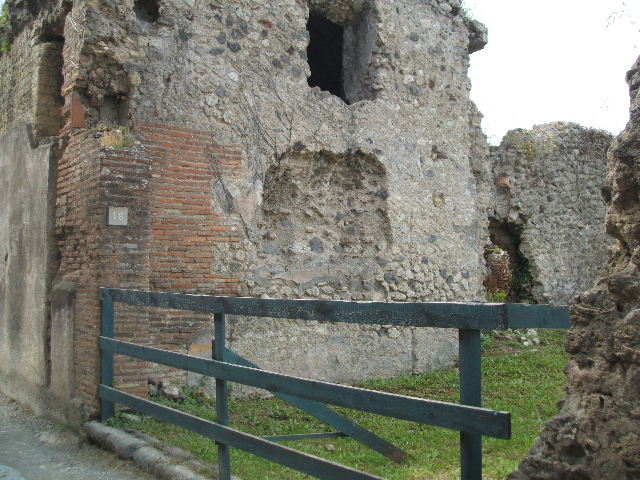 VII.6.16 Pompeii. December 2004. South wall of shop-room.