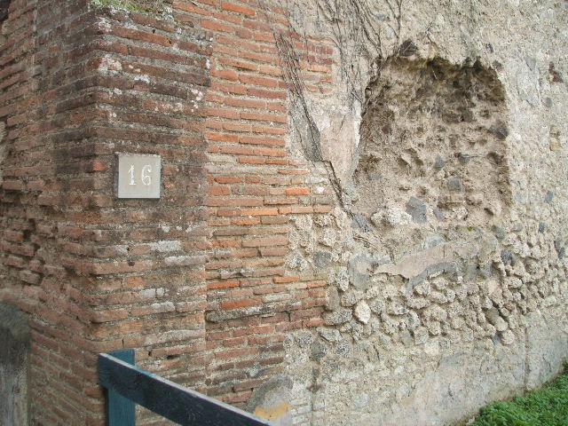 VII.6.16 Pompeii. May 2005. Looking west to site of rear room (on left) and corridor leading to VII.6.11 (on right). Only the south and west walls of the rear room survive.
