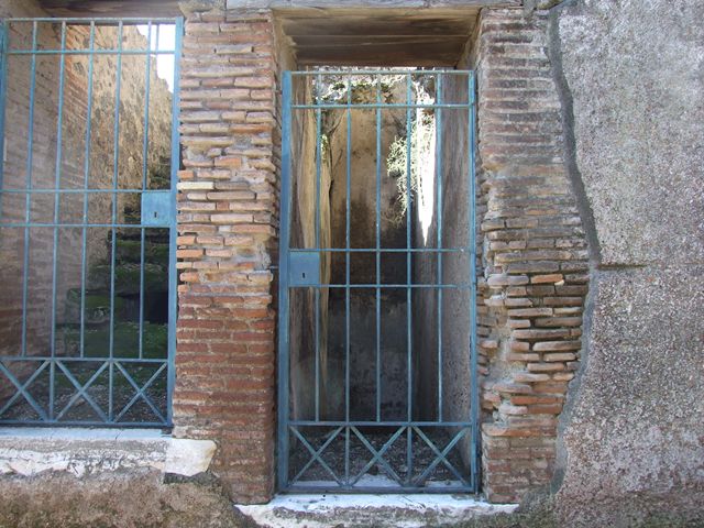 VII.6.17 Pompeii on the left. December 2006. Vicolo delle Terme looking north with VII.5 and Forum baths on the right. Between VII.6.16 and VII.6.17 are three large water storage reservoirs that feed the Forum Baths. These are behind the wall on the left. The tanks were 5m by 15m at the base and 9m high at the top of the curved roof. It is estimated the reservoirs held 430,000 litres of water. See Eschebach, L., 1993. Gebäudeverzeichnis und Stadtplan der antiken Stadt Pompeji. Köln: Böhlau. (p. 41).