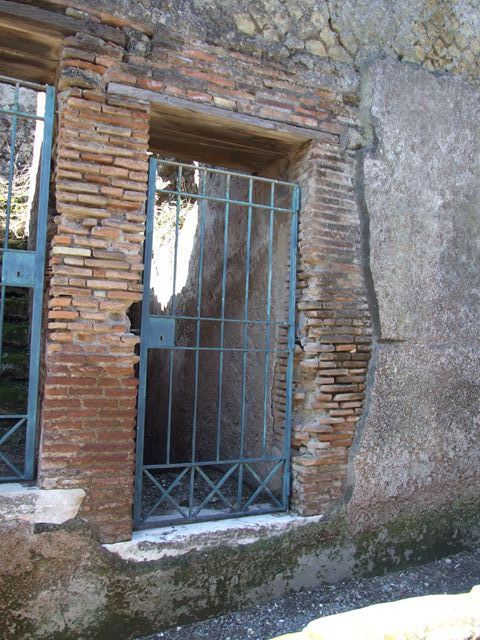 VII.6.17 Pompeii. March 2009. Entrance to VII.6.18 (upstairs)  and VII.6.17 (downstairs). Between VII.6.16 and VII.6.17 are three large water storage reservoirs that feed the Forum Baths. VII.6.17 gives access to the lower part of the reservoirs. VII.6.18 gives access to the upper part of the reservoirs.