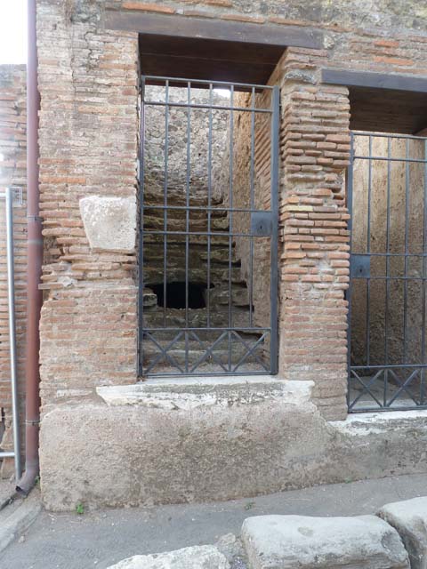 VII.6.18 Pompeii. March 2009. Entrance on Vicolo delle Terme. This gave access to the terracotta pipe that went over the Vicolo delle Terme. This fed the water to the Forum Baths in VII.5.