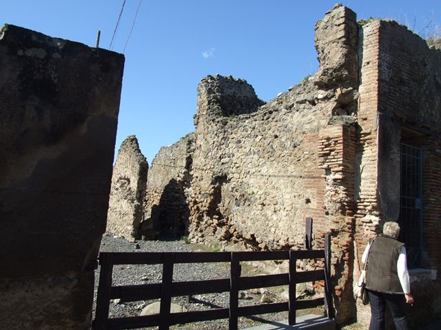 VII.6.19 Pompeii. May 2005. Looking west to room at rear of workshop.