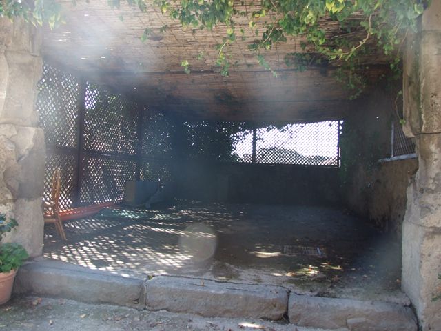 VII.6.22 Pompeii. December 2006. Room of caupona. According to Eschebach, at the rear on the right was a small room together with another that was the kitchen. On the left was a doorway leading to VII.6.25.
See Eschebach, L., 1993. Gebäudeverzeichnis und Stadtplan der antiken Stadt Pompeji. Köln: Böhlau.(p.295)