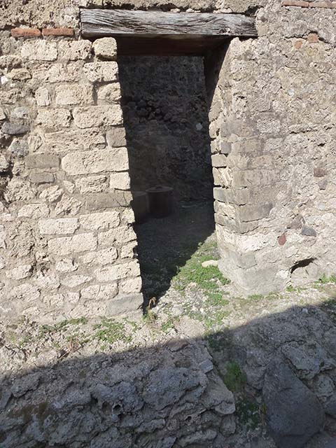 VII.6.36 Pompeii. September 2005. Looking east towards entrance and road outside.