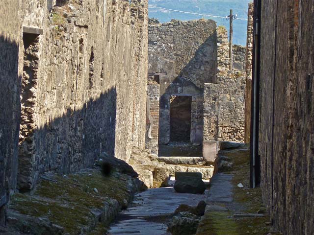 VII.6.38 Pompeii. September 2005. Looking east from fauces or entrance corridor.