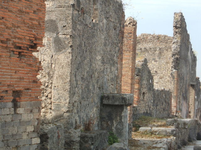 Small alley or vicolo on south side of Vicolo dei Soprastanti, leading to VII.7.23, looking south.