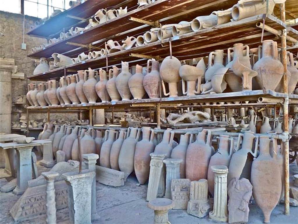 VII.7.29 Pompeii. May 2011. Amphorae and jars in storage. Photo courtesy of Michael Binns.