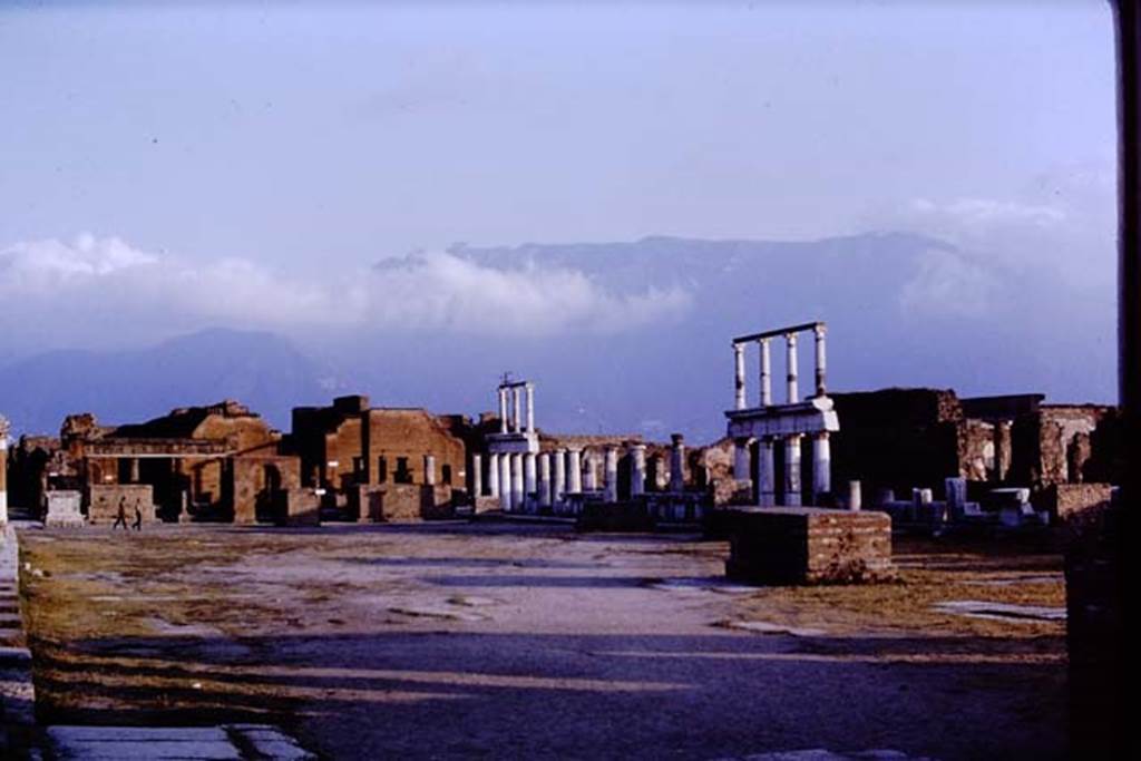 VII.8 Pompeii, 1968. Looking towards the south and south-western sides of the Forum. Photo by Stanley A. Jashemski.
Source: The Wilhelmina and Stanley A. Jashemski archive in the University of Maryland Library, Special Collections (See collection page) and made available under the Creative Commons Attribution-Non Commercial License v.4. See Licence and use details. J68f0735
