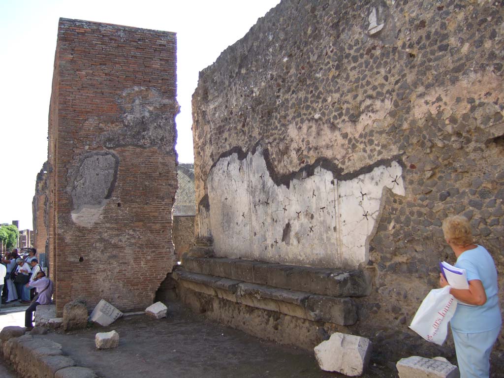 VII.8 Pompeii Forum. September 2005. Bench on outside north wall of Forum, looking east towards arch. 