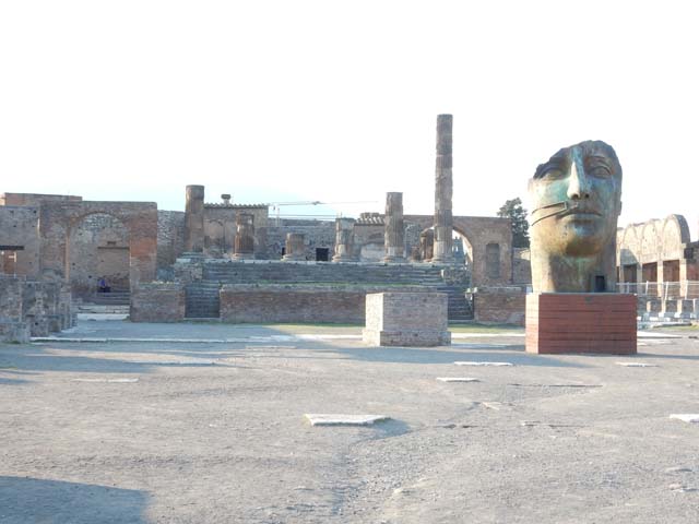 VII.8.1 Pompeii. September 2005. Temple of Jupiter and arches either side. Looking north-east.