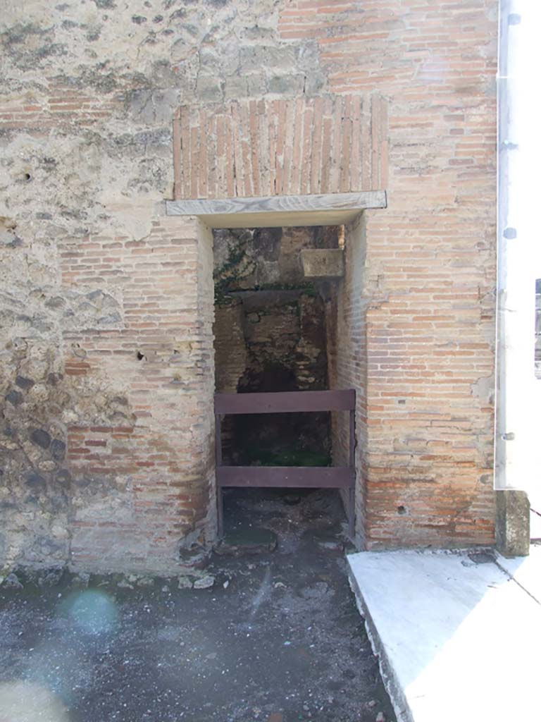 VII.9.1 Pompeii. March 2009. Porters room 8 on south side of entrance 6. Doorway.