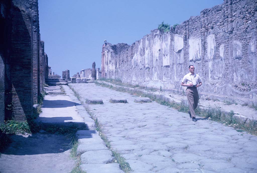 VII.9.1 Pompeii. September 2004. Eumachia’s Building. Plaster details on outside wall of building on Via Dell’ Abbondanza.