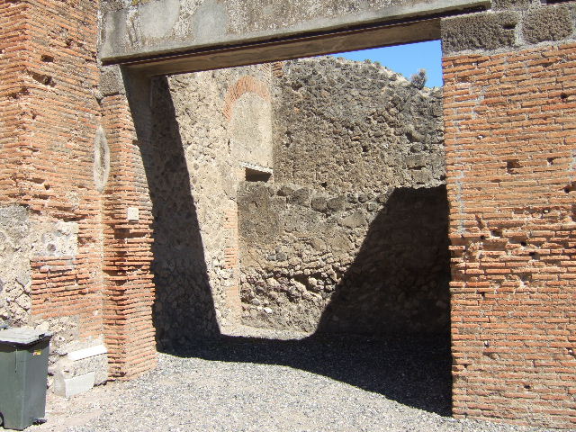 VII.9.12 Pompeii. September 2005. Bench on north outside wall, on Via degli Augustali.