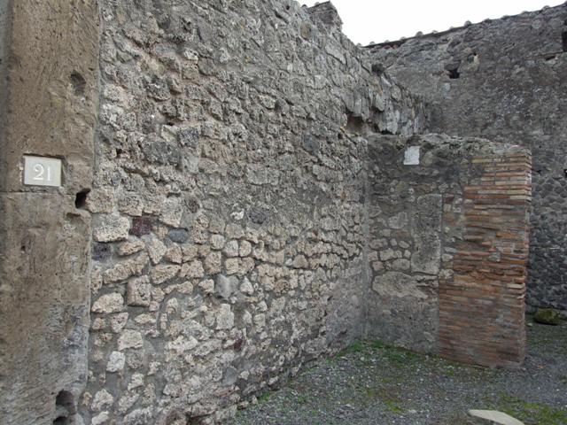 VII.9.21 Pompeii.  Shop.  September 2005.  Shop.