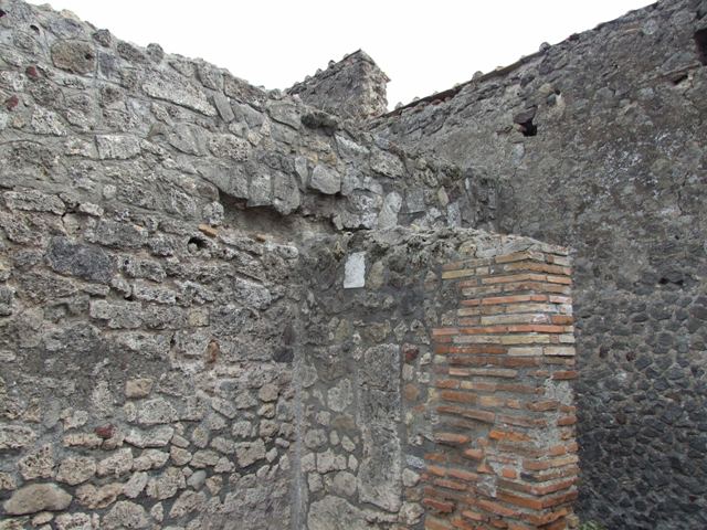 VII.9.21 Pompeii.  Shop.  December 2007.  East wall of rear room.