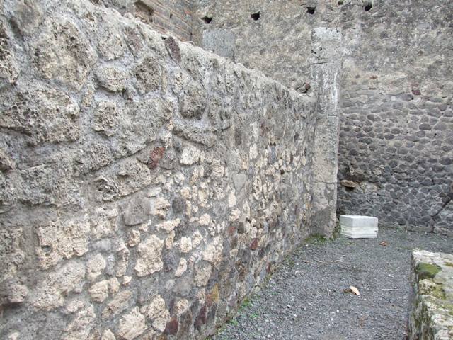 VII.9.22 Pompeii. December 2007. West wall, with niche and base of stairs in south-west corner.