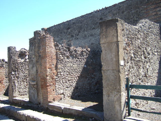 Via degli Augustali VII.9.29, VII.9.28, VII.9.27, VII.9.26, VII.9.25, VII.9.24, September 2005.
