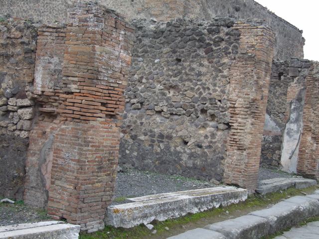 VII.9.28 Pompeii. December 2007. Pillar on right of entrance.